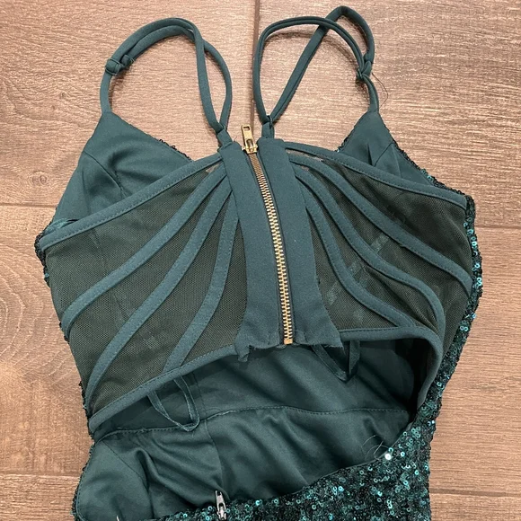 Elegant Green Sequin Evening Gown - Picture 4 of 7